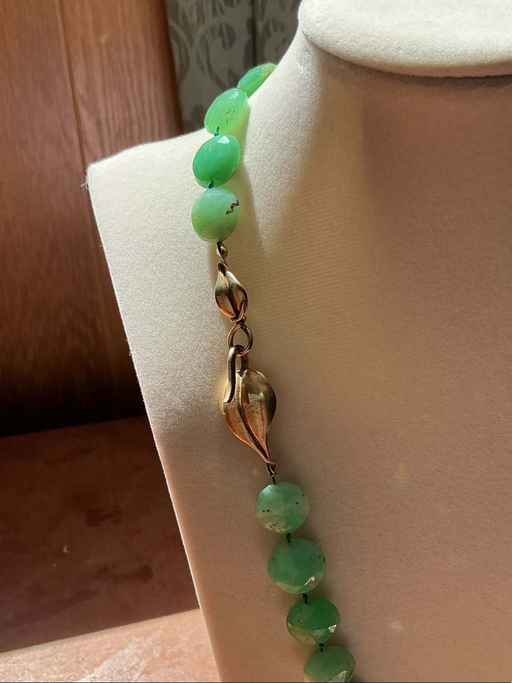 Vintage Hand-Made Necklace of Faceted Chrysoprase Beads - Picture 4 of 4